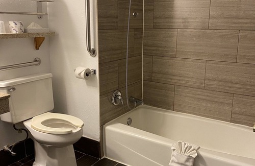 Mauston Hotel | Quality Inn: Family-Friendly Stay with Pool and Spa