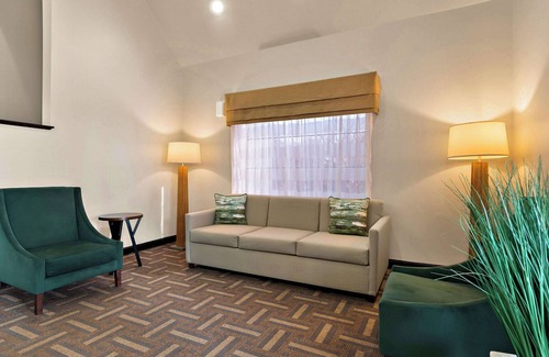 Raleigh Hotel | Budget-Friendly Quality Inn Memphis Northeast with Spa & Dining