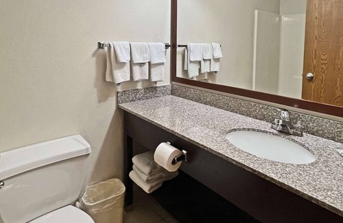 Mitchell Hotel | Inviting Quality Inn Mitchell: Pool, Spa & Family Amenities