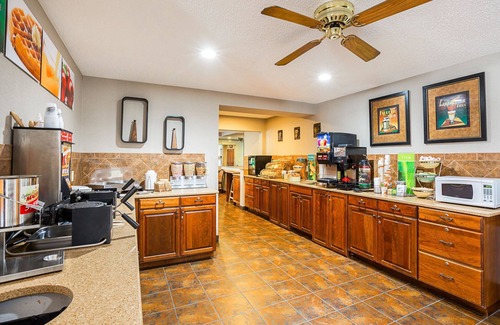 Mitchell Hotel | Inviting Quality Inn Mitchell: Pool, Spa & Family Amenities