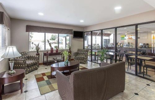 Montgomery Hotel | Comfortable Quality Inn Montgomery South with Pool & Kitchen