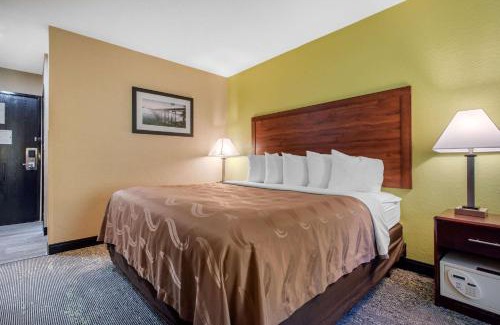 Morgantown Hotel | Pet-Friendly Quality Inn Morgantown with Pool and Dining