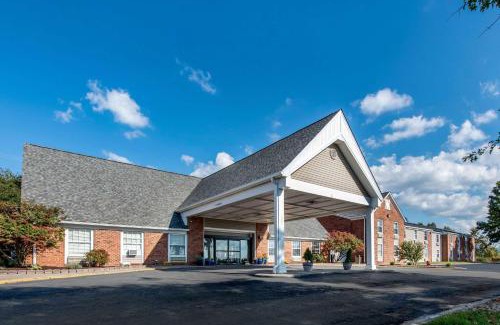Morgantown Hotel | Pet-Friendly Quality Inn Morgantown with Pool and Dining