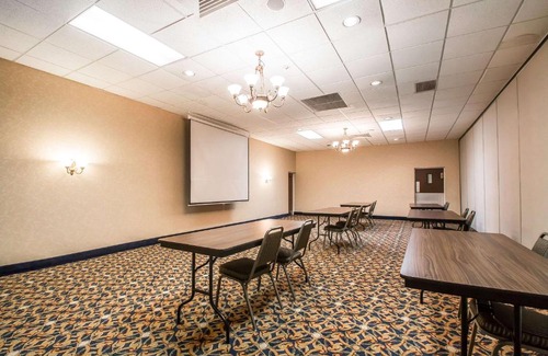 Morris Hotel | Pet-Friendly Quality Inn Morris I-80 with Pool & Breakfast