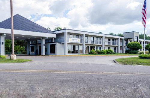 Kreole Hotel | Pet-Friendly Quality Inn Moss Point with Oceanfront Pool