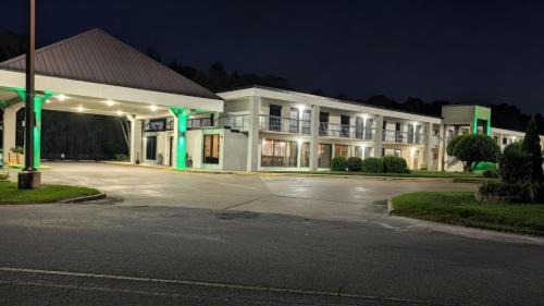 Kreole Hotel | Pet-Friendly Quality Inn Moss Point with Oceanfront Pool