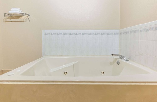 Mount Vernon Hotel | Budget-Friendly Quality Inn in Mount Vernon, IL with Kitchen