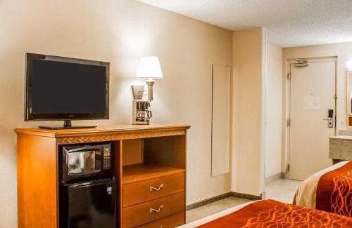 Huron Hotel | Pet-Friendly Retreat at Quality Inn Huron with Pool Access