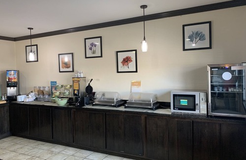 Forsyth Hotel | Convenient Quality Inn with Pool and Restaurant Near I-72