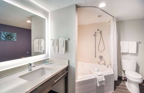 Havelock Hotel | Convenient Quality Inn Near MCAS Cherry Point with Pool