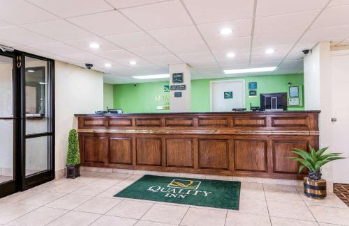 Gold Rock Hotel | Convenient Quality Inn North Battleboro: Pet-Friendly Stay