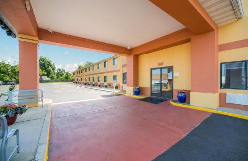 O'Fallon Hotel | Pet-Friendly Quality Inn O'Fallon IL with Pool Access
