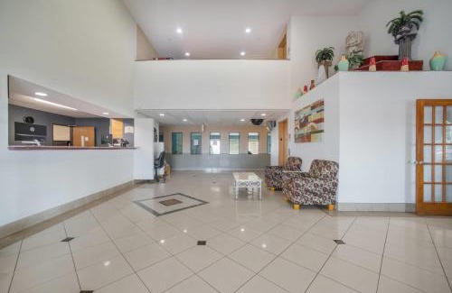 O'Fallon Hotel | Pet-Friendly Quality Inn O'Fallon IL with Pool Access