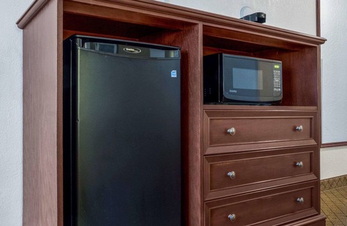 Oacoma Hotel | Quality Inn: Guest-Rated Comfort with Pool and Dining Options