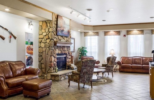 Oacoma Hotel | Quality Inn: Guest-Rated Comfort with Pool and Dining Options