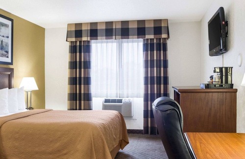 Oacoma Hotel | Quality Inn: Guest-Rated Comfort with Pool and Dining Options