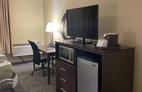 Ontario Hotel | Quality Inn: Family-Friendly Retreat with Pool and Spa