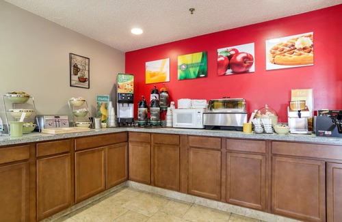 Osceola Hotel | Inviting Quality Inn Osceola: Pool, Spa & Family Amenities
