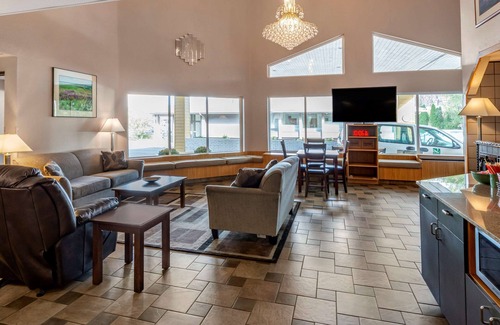 Pullman Hotel | Inviting Quality Inn Paradise Creek with Pool and Spa