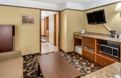 Pullman Hotel | Inviting Quality Inn Paradise Creek with Pool and Spa