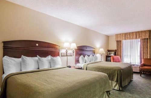 Paris Hotel | Quality Inn: Family-Friendly Stay with Pool and Kitchen