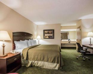 Paris Hotel | Quality Inn: Family-Friendly Stay with Pool and Kitchen