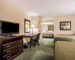 Paris Hotel | Quality Inn: Family-Friendly Stay with Pool and Kitchen