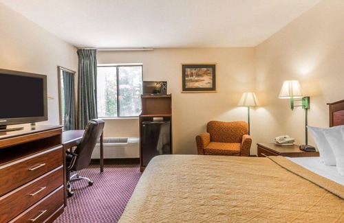 Pell City Hotel | Comfortable Stay at Quality Inn Pell City with Spa & Breakfast