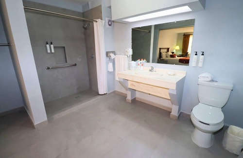 Piedras Negras Hotel | Discover Quality Inn Piedras Negras with Pool & Spa