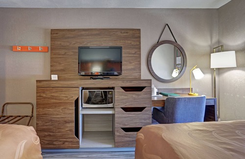Pierre Hotel | Pet-Friendly Quality Inn Pierre with Pool & Restaurant