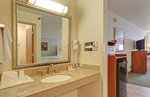 Pierre Hotel | Pet-Friendly Quality Inn Pierre with Pool & Restaurant