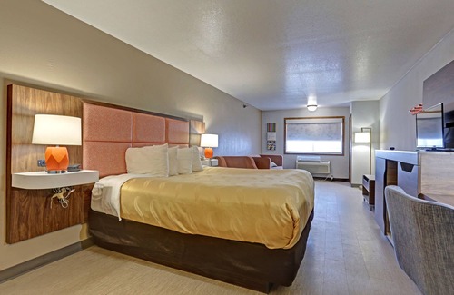 Pierre Hotel | Pet-Friendly Quality Inn Pierre with Pool & Restaurant