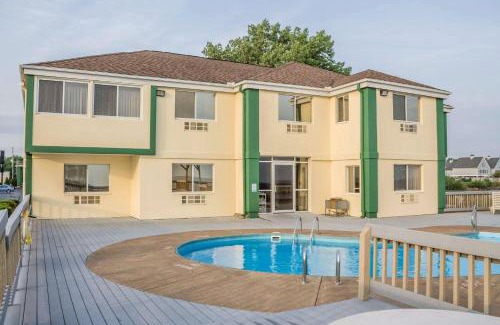 Port Clinton Hotel | Quality Inn: Oceanfront Retreat with Pool & Pet-Friendly Atmosphere