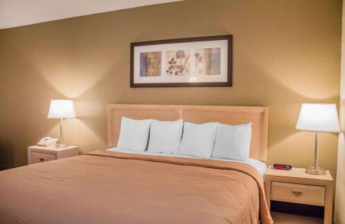 Port Clinton Hotel | Quality Inn: Oceanfront Retreat with Pool & Pet-Friendly Atmosphere