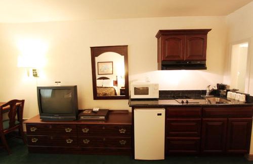 Port Orchard Hotel | Welcoming Red Lion Inn & Suites Port Orchard with Hot Tub