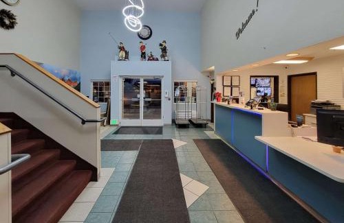 Port Orchard Hotel | Welcoming Red Lion Inn & Suites Port Orchard with Hot Tub