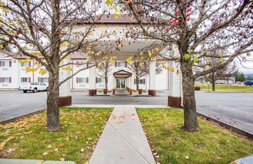 Post Falls Hotel | Discover Quality Inn: Pet-Friendly and Family-Oriented Stay