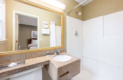 Arlington Hotel | Inviting Quality Inn Poughkeepsie with Pool & Spa Amenities