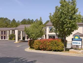 Raeford Hotel | Quality Inn Raeford: Pet-Friendly Retreat with Pool Access