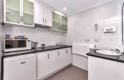 Kalgoorlie Hotel | Quality Inn Railway: Family-Friendly Stay with Pool & Dining