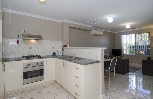 Kalgoorlie Hotel | Quality Inn Railway: Family-Friendly Stay with Pool & Dining