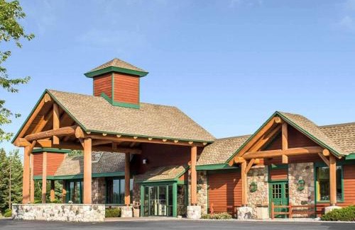 Rhinelander Hotel | Pet-Friendly Quality Inn with Oceanfront Views and Pool