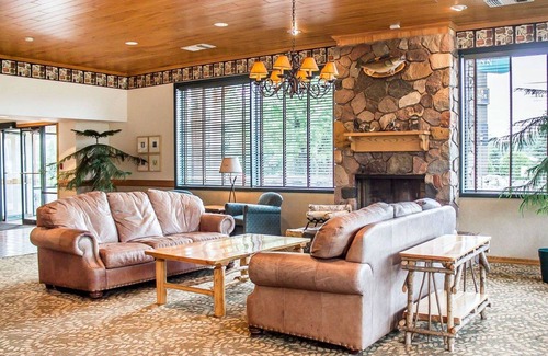 Rhinelander Hotel | Comfortable Stay at Quality Inn Rhinelander with Pool & Spa