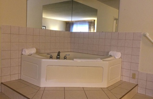 Rhinelander Hotel | Comfortable Stay at Quality Inn Rhinelander with Pool & Spa