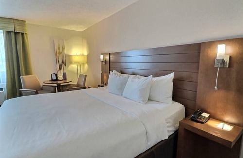 Rouyn-Noranda Hotel | Discover Quality Inn Rouyn - Noranda: Pool & Dining Options