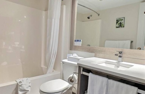 Rouyn-Noranda Hotel | Discover Quality Inn Rouyn - Noranda: Pool & Dining Options