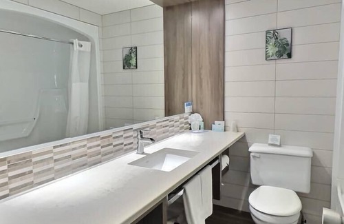 Rouyn-Noranda Hotel | Discover Quality Inn Rouyn - Noranda: Pool & Dining Options