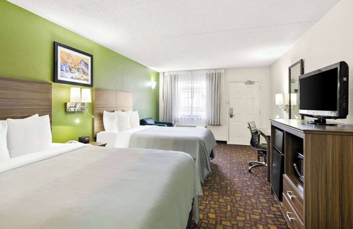 Salem Hotel | Inviting Quality Inn Salem - I-81 with Pool & Dining Options