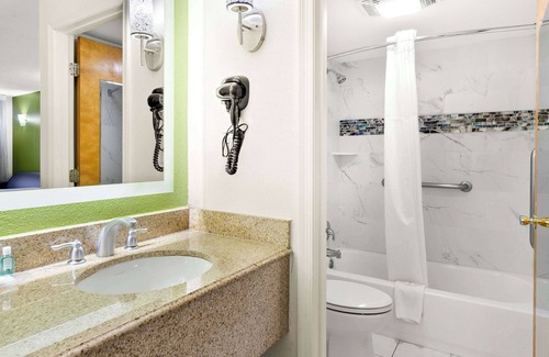 Salem Hotel | Inviting Quality Inn Salem - I-81 with Pool & Dining Options