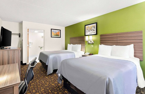 Salem Hotel | Inviting Quality Inn Salem - I-81 with Pool & Dining Options